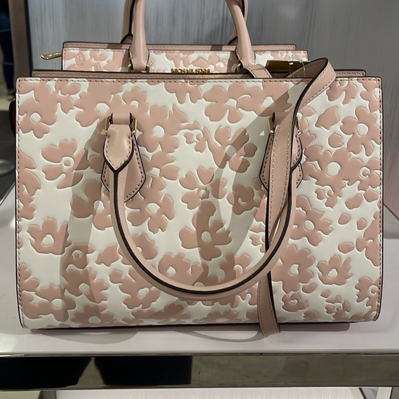 Michael Kors Sheila Medium Sequined Floral CZ Satchel
Powder Blush
NWT - Picture 8 of 16